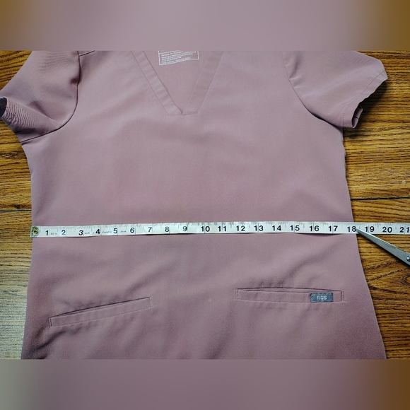 Figs scrub Casma top professional medical, mauve pink,3 pockets, XS. - Picture 10 of 14